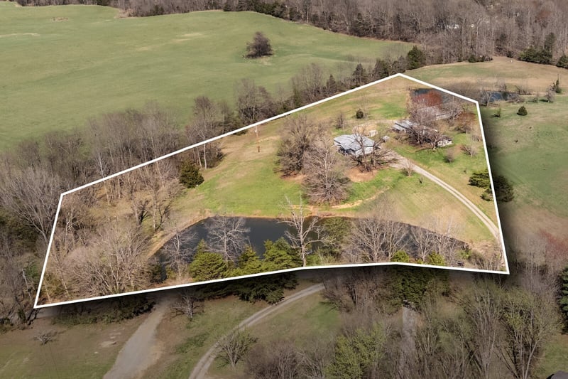 1030 Lena Rosson Rd, Chapmansboro, TN 37035