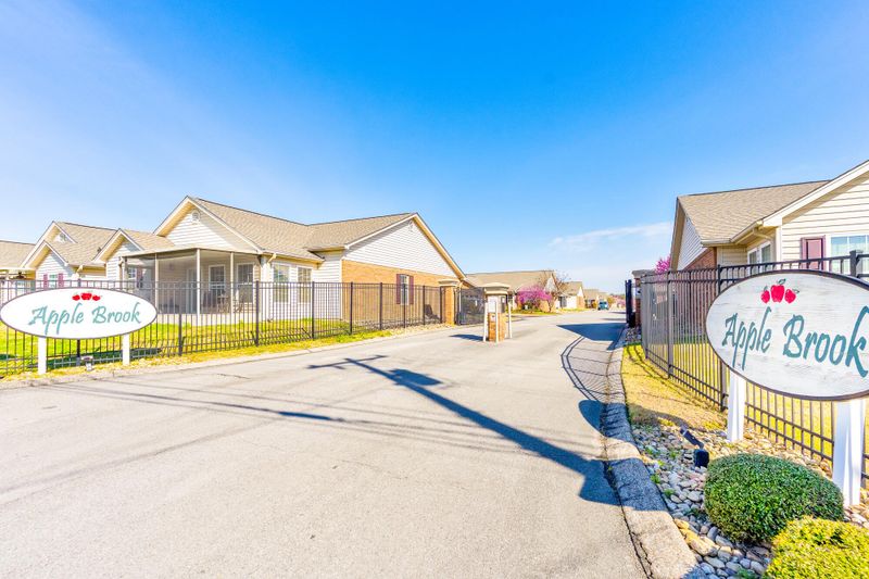 1203 Applebrook Dr, Rossville, GA 30741