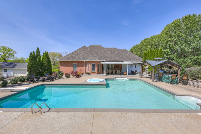 1100 Newmans Trl, Hendersonville, TN 37075
