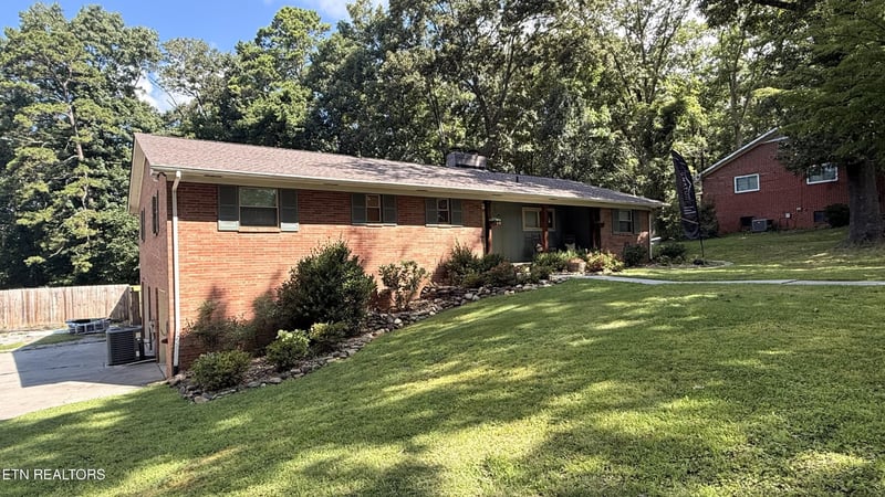 907 W 6th Ave, Lenoir City, TN 37771