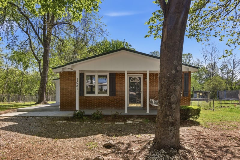 1021 Preston Dr, Burns, TN 37029