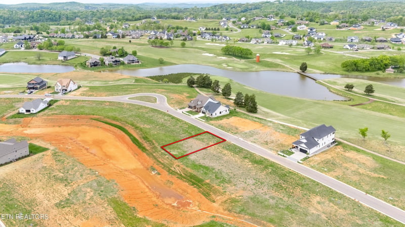 696 Black Bear Cir, Loudon, TN 37774