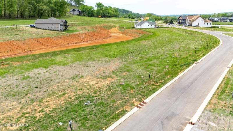 696 Black Bear Cir, Loudon, TN 37774