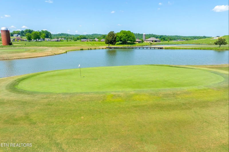 696 Black Bear Cir, Loudon, TN 37774