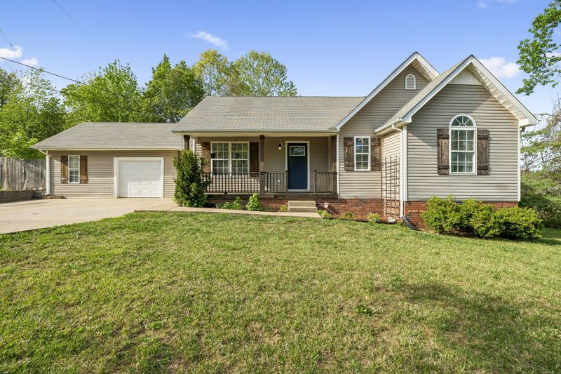 105 White Oak Dr, Dickson, TN 37055
