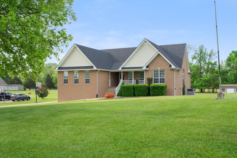 1014 Somerville Dr, Cottontown, TN 37048