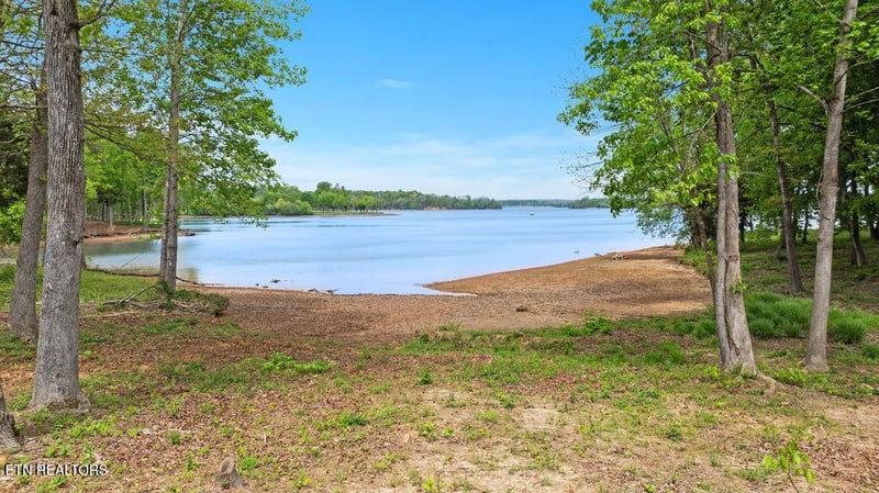 699 Cypress Pointe Dr, Lenoir City, TN 37772