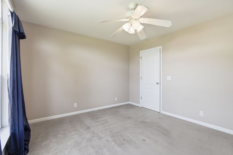 302 Aubrey Ct, Burns, TN 37029