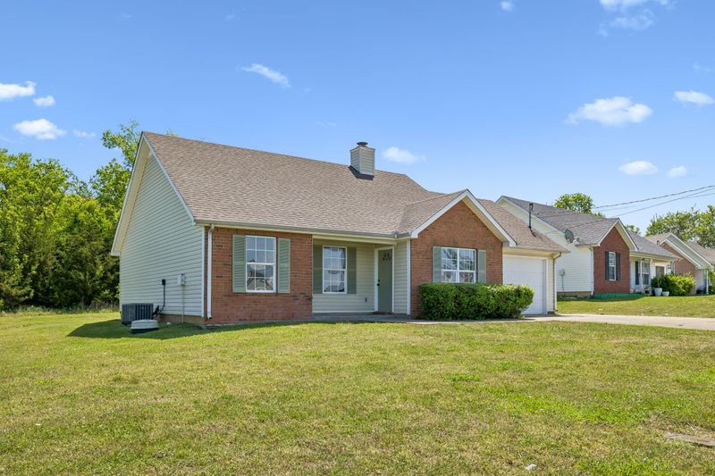 1211 Akins Ridge Dr, La Vergne, TN 37086