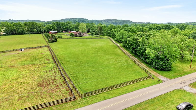 426 Watt Nolen Rd, Cottontown, TN 37048