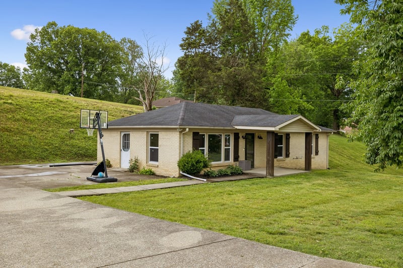 514 College Ave E, Carthage, TN 37030