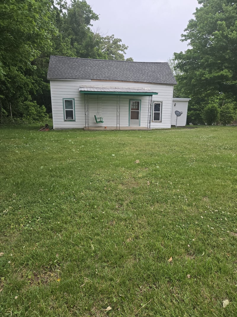 995 Railroad St, Burns, TN 37029