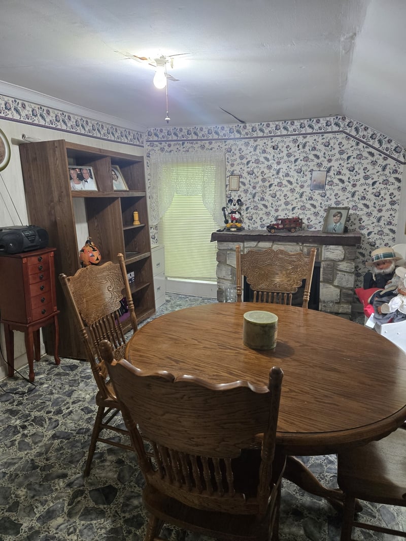 995 Railroad St, Burns, TN 37029
