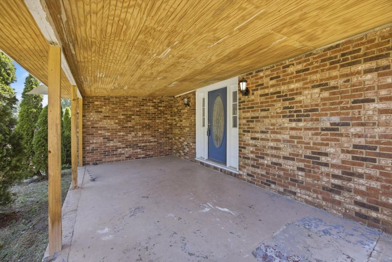 707 Cherokee Trl, Rossville, GA 30741