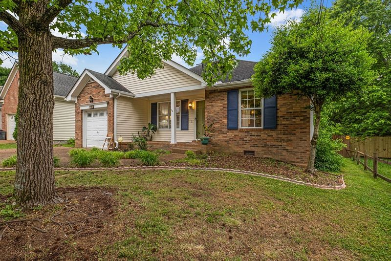 102 Oak Leaf Dr, Hendersonville, TN 37075