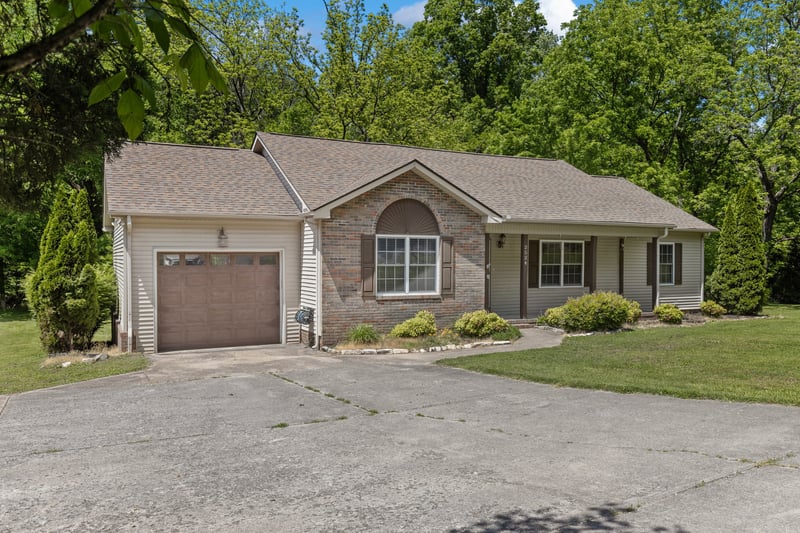 2524 Distillery Rd, Greenbrier, TN 37073