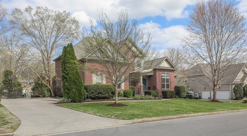 1060 Dorset Dr, Hendersonville, TN 37075