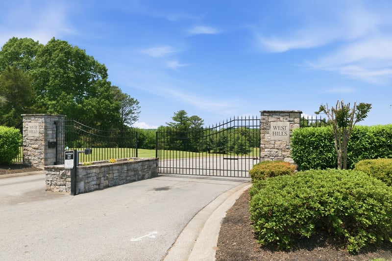 528 Country Club Dr, Dickson, TN 37055