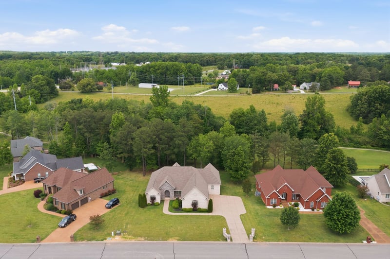 528 Country Club Dr, Dickson, TN 37055