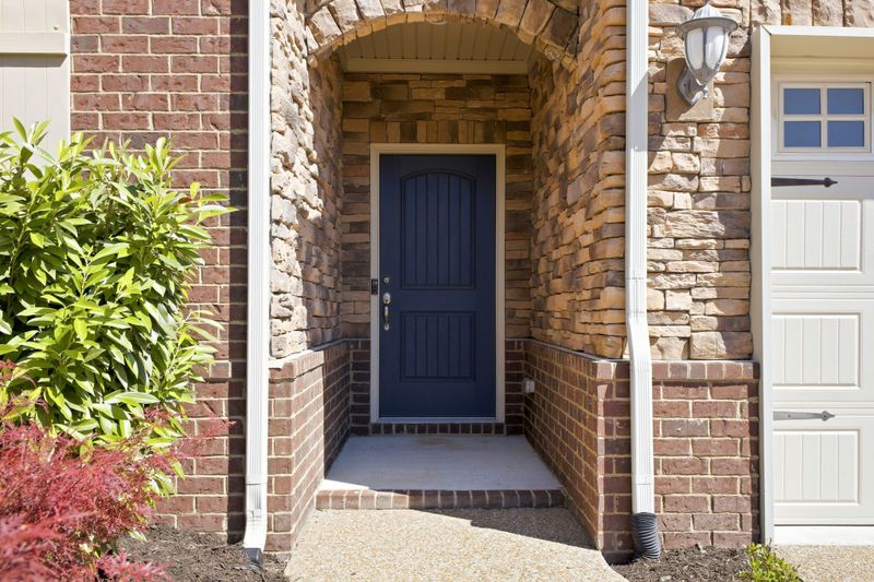 5001 Riverbank Dr, Hermitage, TN 37076