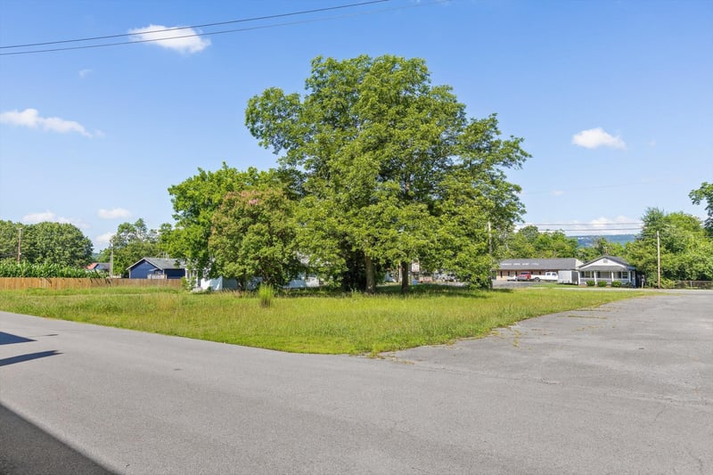 1008 Mcfarland Ave, Rossville, GA 30741