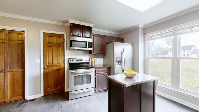 2128 E Hill Dr, Madison, TN 37115