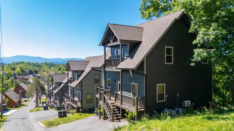 2127 Eagle Feather Dr, Sevierville, TN 37876