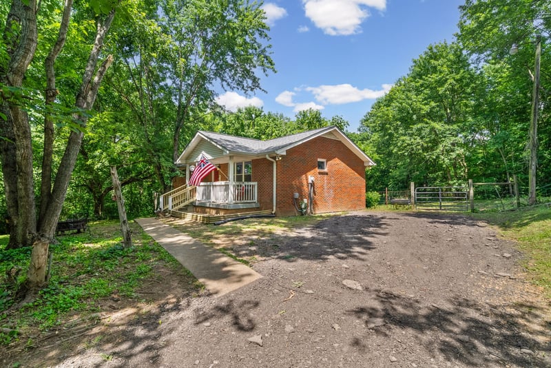 1011 Issac Clifton Rd, Chapmansboro, TN 37035
