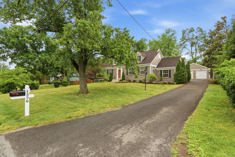 1306 Riverwood Dr, Nashville, TN 37216