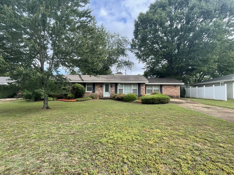1977 Holiday Dr, Florence, AL 35630