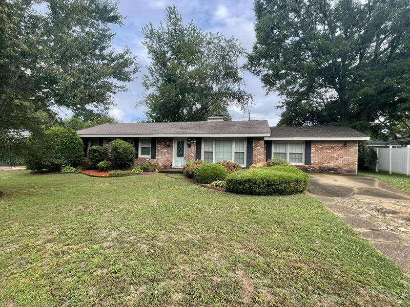 1977 Holiday Dr, Florence, AL 35630