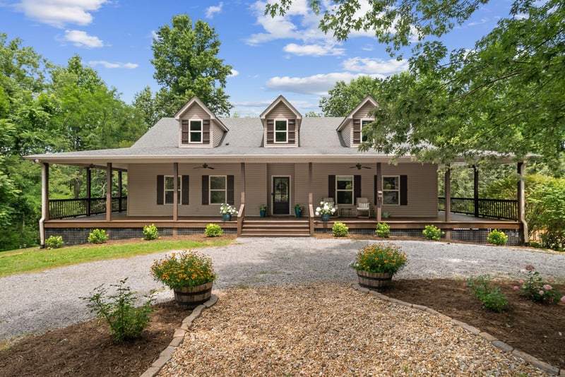 3352 R O Peach Rd, Columbia, TN 38401