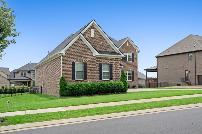1005 Keeneland Dr, Gallatin, TN 37066