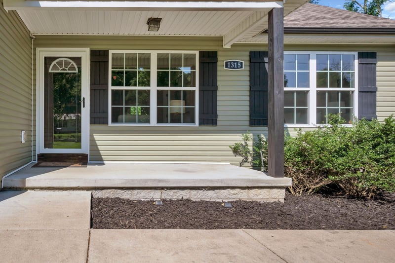 1315 North Charlotte St, Dickson, TN 37055
