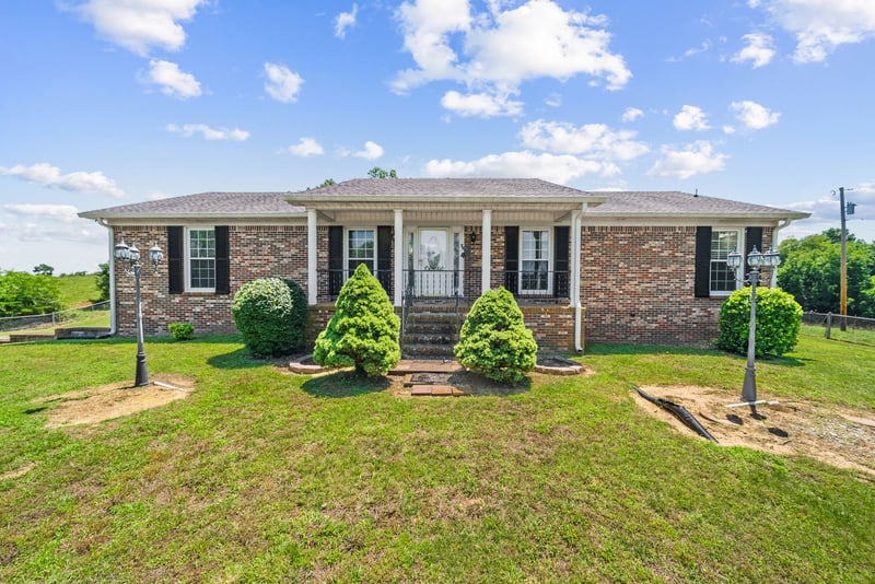 1826 Newcut Rd, Columbia, TN 38401
