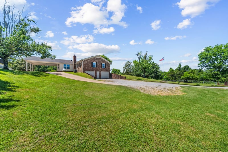 1826 Newcut Rd, Columbia, TN 38401