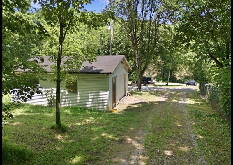 17 Dog Branch Rd S, Pleasant Shade, TN 37145