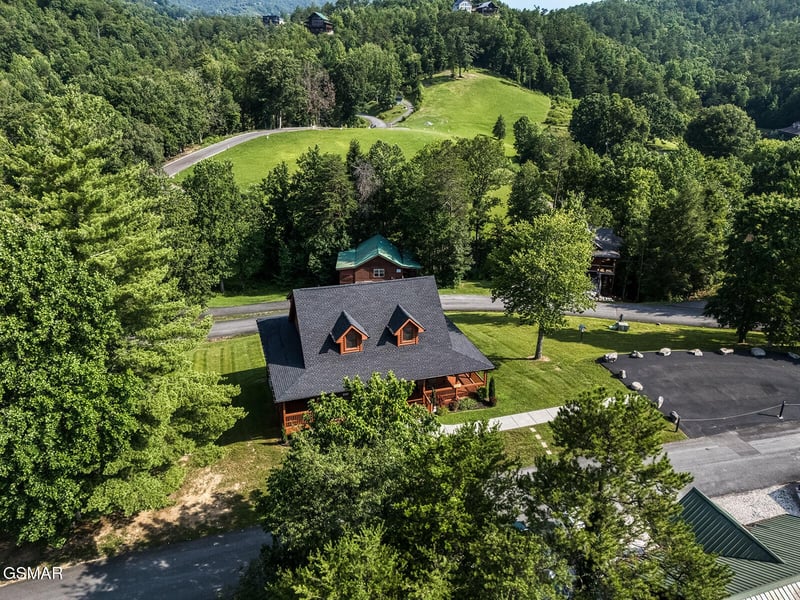 2028 Piney Overlook Ln, Sevierville, TN 37862