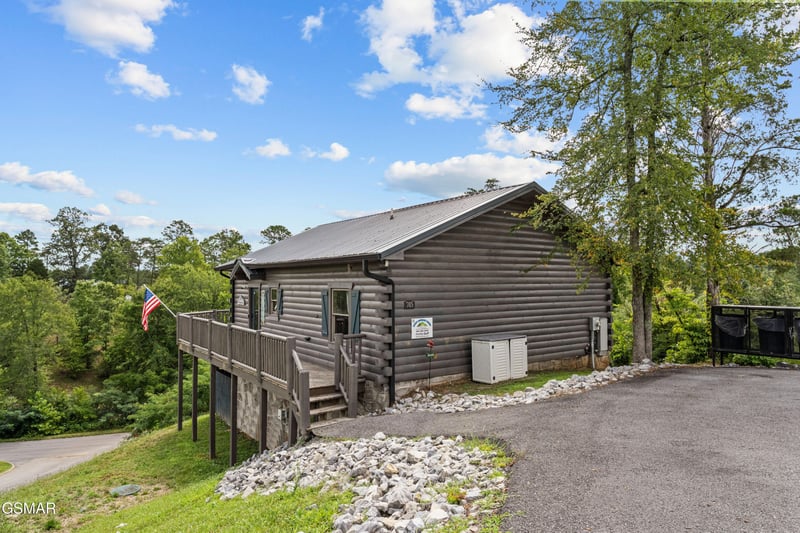705 Rondayview Ln, Sevierville, TN 37876