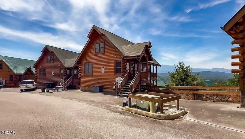2214 Towering Hemlock Dr, Sevierville, TN 37876