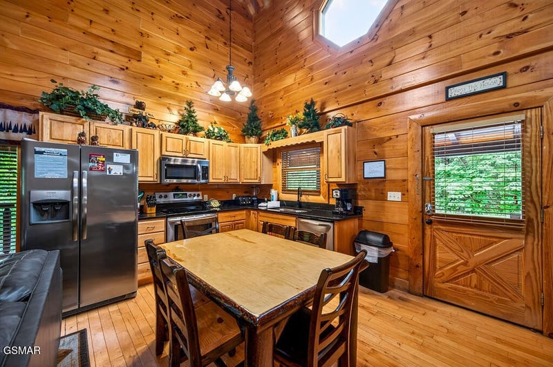 2024 Bear Haven Way, Sevierville, TN 37876