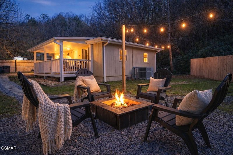 814 Gnatty Branch Rd, Sevierville, TN 37876