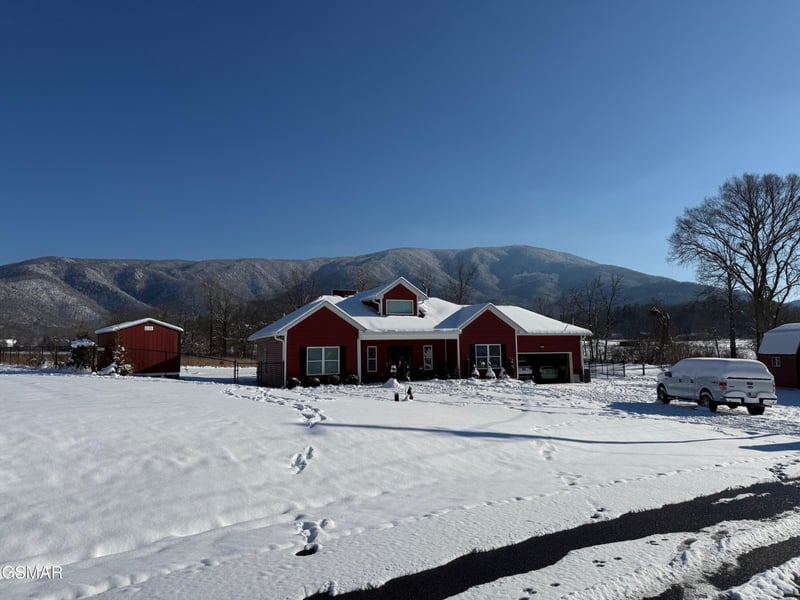 2221 Meadowbrook Ln, Sevierville, TN 37862
