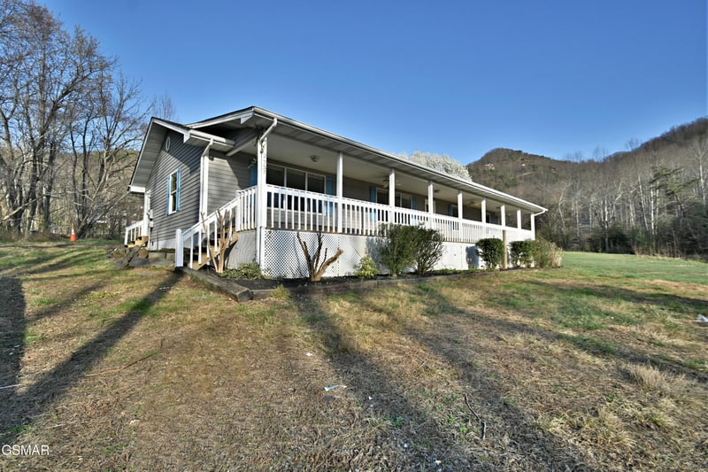 2737 Clabo Rd, Sevierville, TN 37862
