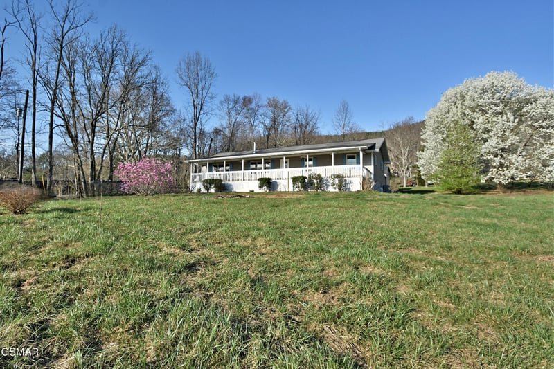 2737 Clabo Rd, Sevierville, TN 37862