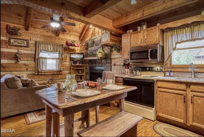 448 Hideaway Ridge Cir, Sevierville, TN 37862