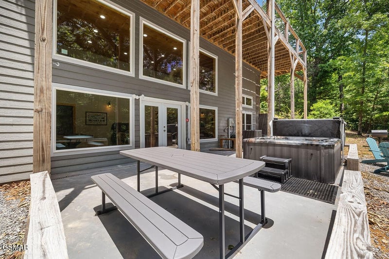 5042 Settlers View Ln, Sevierville, TN 37862