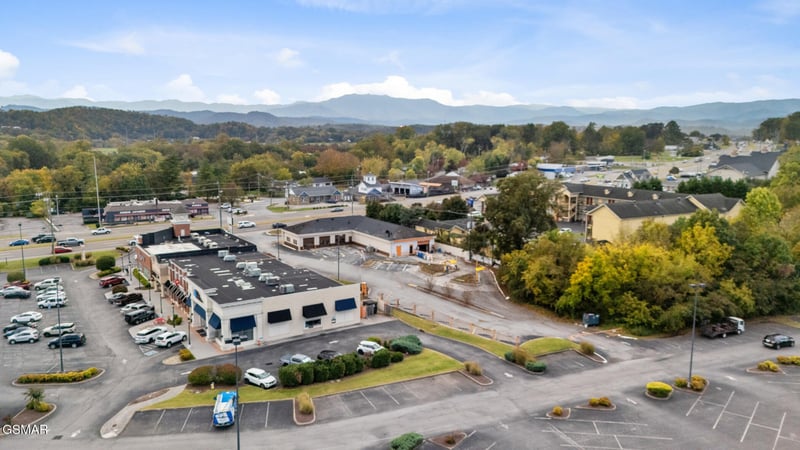 1 Chilhowee Dr, Sevierville, TN 37862