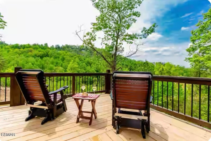 2462 Misty Shadows Dr, Sevierville, TN 37862