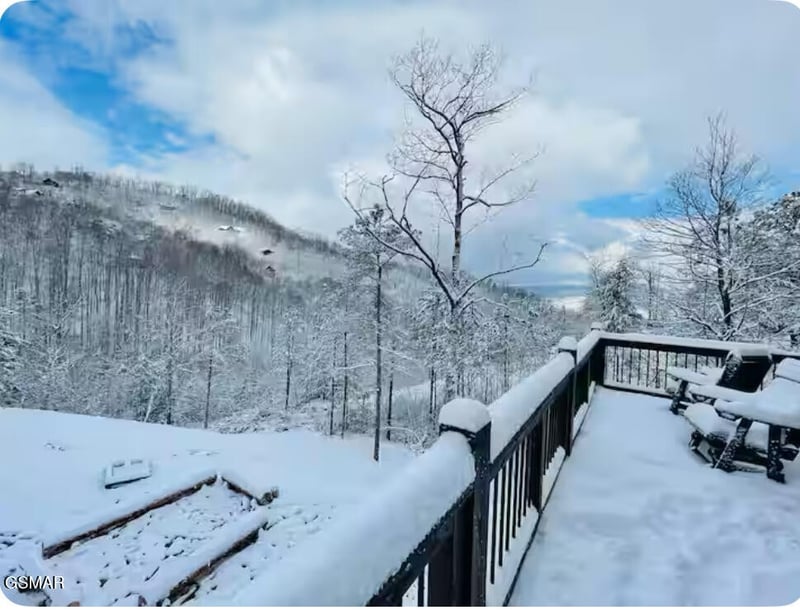 2462 Misty Shadows Dr, Sevierville, TN 37862